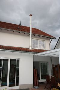 HARK Edelstahlau&szlig;enschornstein EASYtherm 150 mm mit Dachdurchf&uuml;hrung, langer Wandst&uuml;tze und Regenhaube